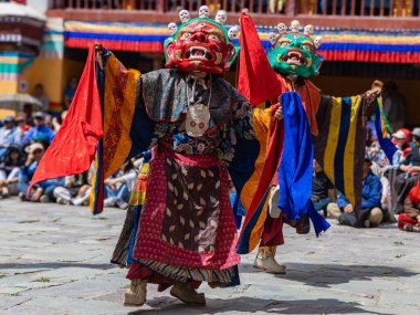 Ladakhi rahipleri 17 Haziran 2024 'te Hindistan' ın Leh kentinde düzenlenen Hemis festivalinde geleneksel kostüm giyerek müzik aleti çalıyorlar.