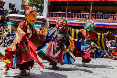 Ladakhi rahipleri 17 Haziran 2024 'te Hindistan' ın Leh kentinde düzenlenen Hemis festivalinde geleneksel kostüm giyerek müzik aleti çalıyorlar.