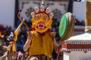Hemis Manastırı 'ndaki Leh, Ladakh Hindistan' da düzenlenen Hemis festivalinde de Cham Dansı olarak adlandırılan renkli maske dansı.