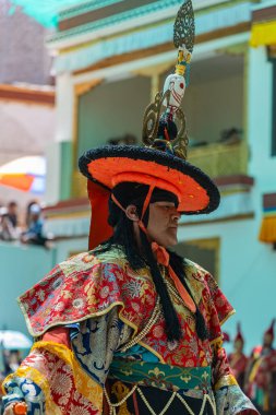 Ladakhi keşişi 5 Temmuz 2024 'te Hindistan' ın Leh kentinde geleneksel bir kostüm giyerek bir etkinlikte dans ediyor.