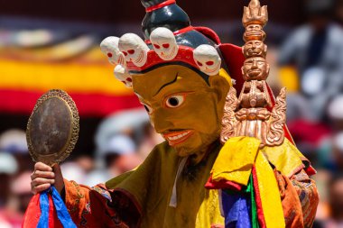 Leh, Ladakh Hindistan 'daki Hemis Manastırı' nda renkli bir maske dansı gerçekleştiriliyor..