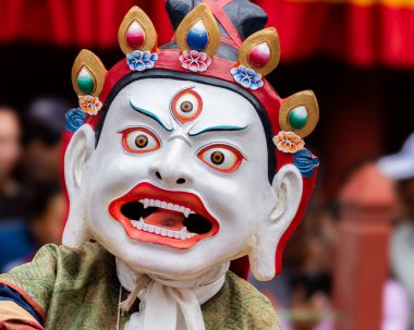 Ladakh Hindistan 'daki Hemis Manastırı Festivali sırasında Budist rahiplerin taktığı renkli maskeyi kapatın..