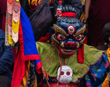 Ladakh Hindistan 'daki Hemis Manastırı Festivali sırasında Budist rahiplerin taktığı renkli maskeyi kapatın..