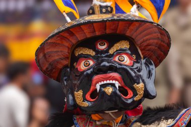 Ladakh Hindistan 'daki Hemis Manastırı Festivali sırasında Budist rahiplerin taktığı renkli maskeyi kapatın..