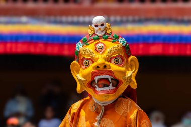 Ladakh Hindistan 'daki Hemis Manastırı Festivali sırasında Budist rahiplerin taktığı renkli maskeyi kapatın..