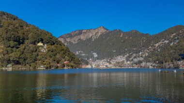 Hindistan 'ın Nainital kentindeki Naini gölü ve kasaba manzarası, ünlü bir turizm beldesi. 2 Ocak 2022 'de tıklandı.