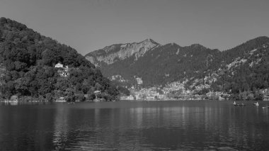 Hindistan 'ın Nainital kentindeki Naini gölü ve kasaba manzarası, ünlü bir turizm beldesi. 2 Ocak 2022 'de tıklandı.