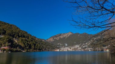 Hindistan 'ın Nainital kentindeki Naini gölü ve kasaba manzarası, ünlü bir turizm beldesi. 2 Ocak 2022 'de tıklandı.
