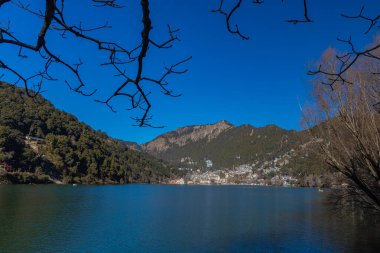 Hindistan 'ın Nainital kentindeki Naini gölü ve kasaba manzarası, ünlü bir turizm beldesi. 2 Ocak 2022 'de tıklandı.