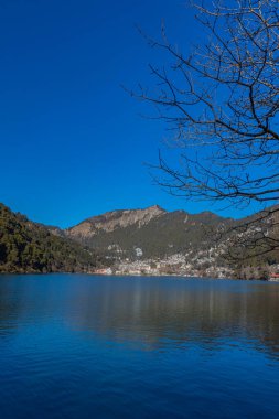 Hindistan 'ın Nainital kentindeki Naini gölü ve kasaba manzarası, ünlü bir turizm beldesi. 2 Ocak 2022 'de tıklandı.