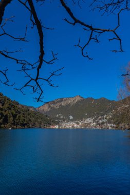 Hindistan 'ın Nainital kentindeki Naini gölü ve kasaba manzarası, ünlü bir turizm beldesi. 2 Ocak 2022 'de tıklandı.