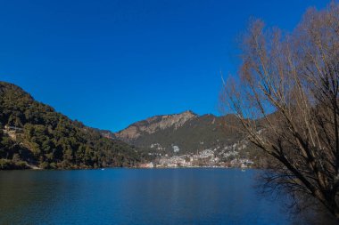 Hindistan 'ın Nainital kentindeki Naini gölü ve kasaba manzarası, ünlü bir turizm beldesi. 2 Ocak 2022 'de tıklandı.