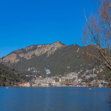 Hindistan 'ın Nainital kentindeki Naini gölü ve kasaba manzarası, ünlü bir turizm beldesi. 2 Ocak 2022 'de tıklandı.
