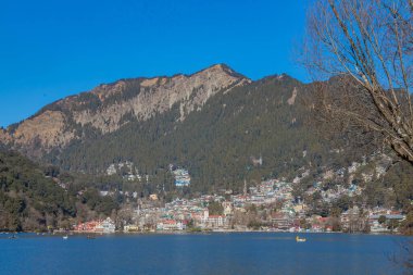 Hindistan 'ın Nainital kentindeki Naini gölü ve kasaba manzarası, ünlü bir turizm beldesi. 2 Ocak 2022 'de tıklandı.