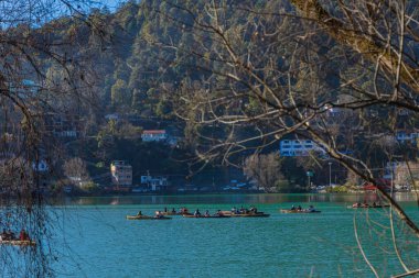 Hindistan 'ın Nainital kentindeki Naini Gölü' ndeki teknelerde turistlerin görüntüsü. 2 Ocak 2022 'de tıklandı.