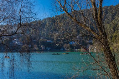Hindistan 'ın Nainital kentindeki Naini Gölü' ndeki teknelerde turistlerin görüntüsü. 2 Ocak 2022 'de tıklandı.