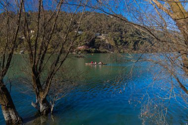 Hindistan 'ın Nainital kentindeki Naini Gölü' ndeki teknelerde turistlerin görüntüsü. 2 Ocak 2022 'de tıklandı.