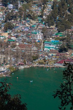 Hindistan 'ın Nainital kentindeki Naini Gölü' nde tekne gezintisi yapan turistlerin manzarası. 2 Ocak 2022 'de tıklandı.