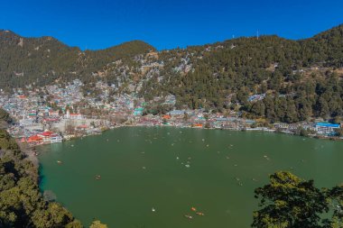 Hindistan 'ın Nainital kentindeki Naini Gölü' nde tekne gezintisi yapan turistlerin manzarası. 2 Ocak 2022 'de tıklandı.