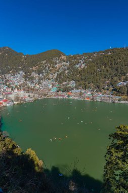 Hindistan 'ın Nainital kentindeki Naini Gölü' nde tekne gezintisi yapan turistlerin manzarası. 2 Ocak 2022 'de tıklandı.