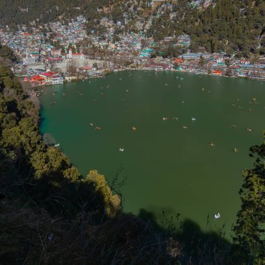 Hindistan 'ın Nainital kentindeki Naini Gölü' nde tekne gezintisi yapan turistlerin manzarası. 2 Ocak 2022 'de tıklandı.