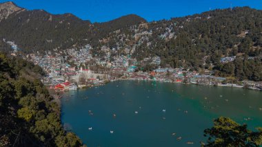 Hindistan 'ın Nainital kentindeki Naini gölü ve kasabasının havadan görünüşü, ünlü bir turizm beldesi. 2 Ocak 2022 'de tıklandı. 