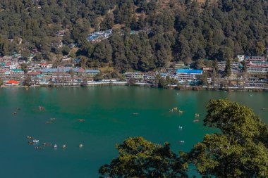 Hindistan 'ın Nainital kentinin arka planında ünlü bir turizm merkezi olan Naini Gölü manzarası. 2 Ocak 2022 'de tıklandı. 