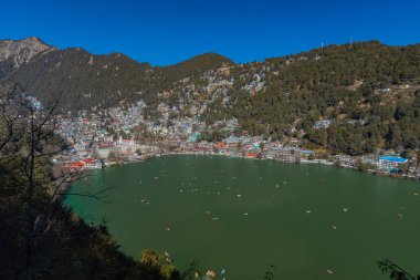 Hindistan 'ın Nainital kentinin arka planında ünlü bir turizm merkezi olan Naini Gölü manzarası. 2 Ocak 2022 'de tıklandı. 