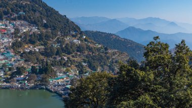 Hindistan 'ın Nainital kentindeki Naini Gölü' nde tekne gezintisi yapan turistlerin manzarası. 2 Ocak 2022 'de tıklandı.