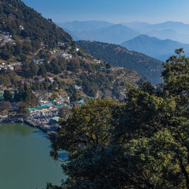 Naini Gölü 'nün havadan görünüşü, ünlü bir turizm merkezi ve 2 Ocak 2022' de Nainital 'deki inşaatı..