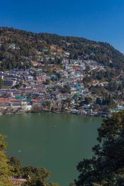 Naini Gölü 'nün havadan görünüşü, ünlü bir turizm merkezi ve 2 Ocak 2022' de Nainital 'deki inşaatı..