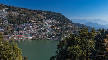 Naini Gölü 'nün havadan görünüşü, ünlü bir turizm merkezi ve 2 Ocak 2022' de Nainital 'deki inşaatı.. 