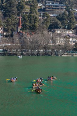 Hindistan 'ın Nainital kentinin arka planında ünlü bir turizm merkezi olan Naini Gölü manzarası. 2 Ocak 2022 'de tıklandı. 