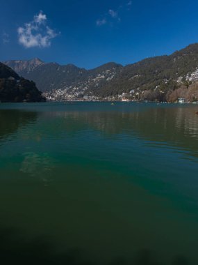 Hindistan 'ın Nainital kentinin arka planında ünlü bir turizm merkezi olan Naini Gölü manzarası. 2 Ocak 2022 'de tıklandı. 