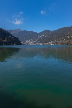 Hindistan 'ın Nainital kentindeki Naini Gölü' ndeki kürek çeken turistlerin panoramik görüntüsü. 2 Ocak 2022 'de tıklandı. 