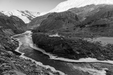 Kışlar boyunca Zanskar nehrinin kenarlarında donarak dağlardan akan sular..