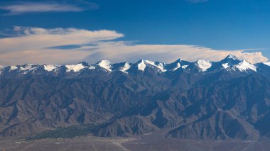 Khardungla tepesinden bakıldığında Zanskar dağ sırasının panoramik bir manzara görüntüsü.