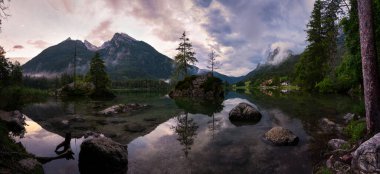 Berchtesgadener 'da Hintersee Panoraması yaz akşamında Zauberwald