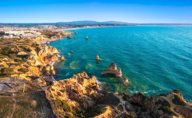 Lagos, Algarve, Portekiz 'deki kıyı şeridinin havadan görüntüsü
