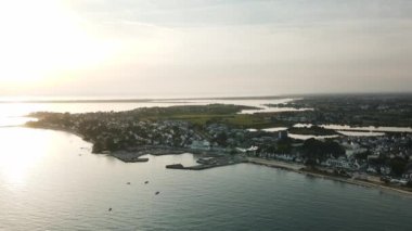 Carnac, Brittany 'nin havadan görünüşü, kıyı limanını, deniz kenarındaki evlerini ve yumuşak sabah ışığında geniş sulak alanlarını göstererek, Fransız sahil şeridinin cazibesini yakalıyor..