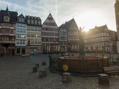 FRANKFURT AM MAIN, Almanya - 23 Kasım 2022: Frankfurt am Main 'deki Romerberg Meydanı' nın ilginç mimarisi