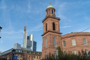 Eskiye karşı yeni konsept - yeni binaların önündeki eski mimari