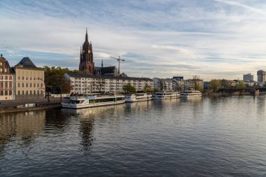 Nehirdeki demir köprüden Frankfurt Katedrali 'nin manzarası..