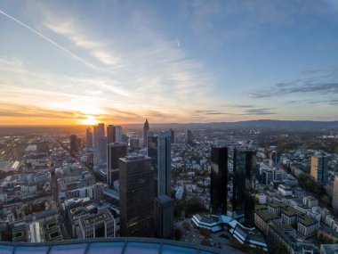 Gün batımında Frankfurt ufuk çizgisinin hava görüntüsü. Modern bina, günün son güneşini yansıtıyor..