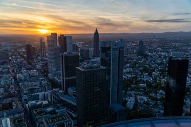 Gün batımında Frankfurt ufuk çizgisinin hava görüntüsü. Modern bina, günün son güneşini yansıtıyor..