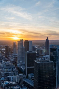 Gün batımında Frankfurt ufuk çizgisinin hava görüntüsü. Modern bina, günün son güneşini yansıtıyor..