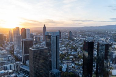 Gün batımında Frankfurt ufuk çizgisinin hava görüntüsü. Modern bina, günün son güneşini yansıtıyor..