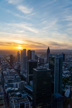 Gün batımında Frankfurt ufuk çizgisinin hava görüntüsü. Modern bina, günün son güneşini yansıtıyor..