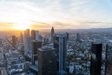 Gün batımında Frankfurt ufuk çizgisinin hava görüntüsü. Modern bina, günün son güneşini yansıtıyor..