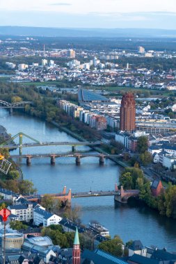 Gün batımında Frankfurt ufuk çizgisinin hava görüntüsü. Modern bina, günün son güneşini yansıtıyor..